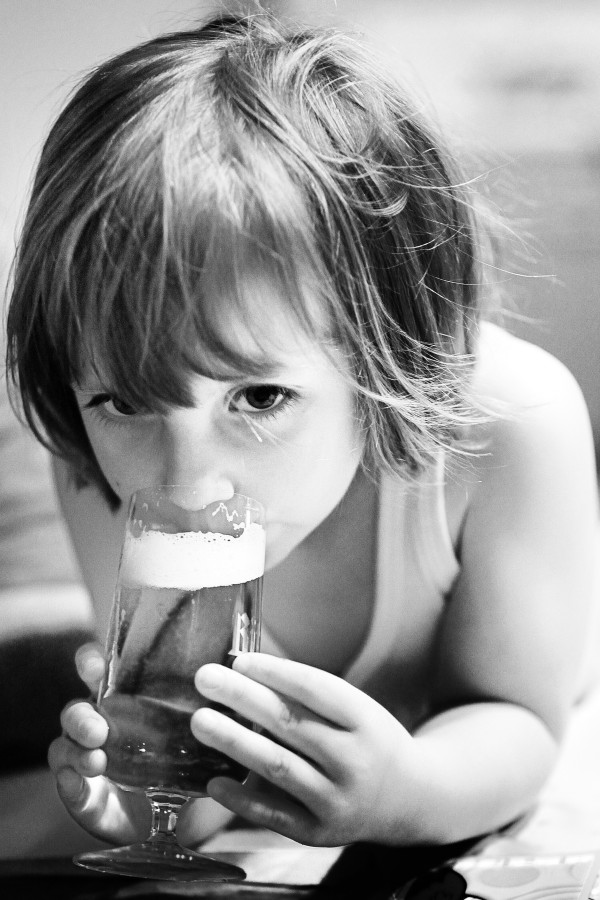 2008_12_04_Madeleine_und_Bier_D7C_8293_sw.jpg
