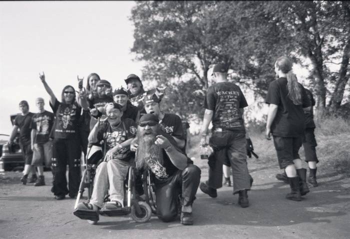Wacken-Film1-11_Gruppe_mit_Rolli.jpg